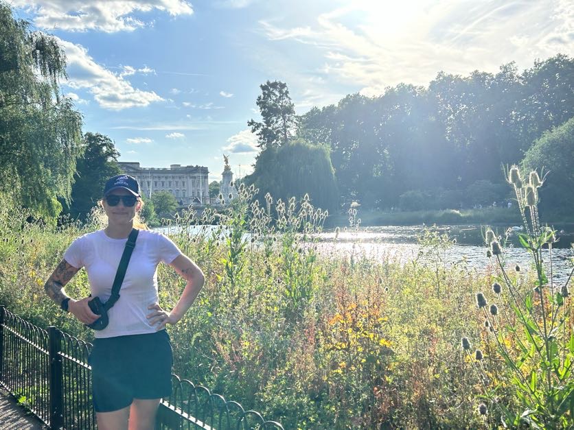 Hannah Huff creative travel blog writer in front of St. James Park London pond.