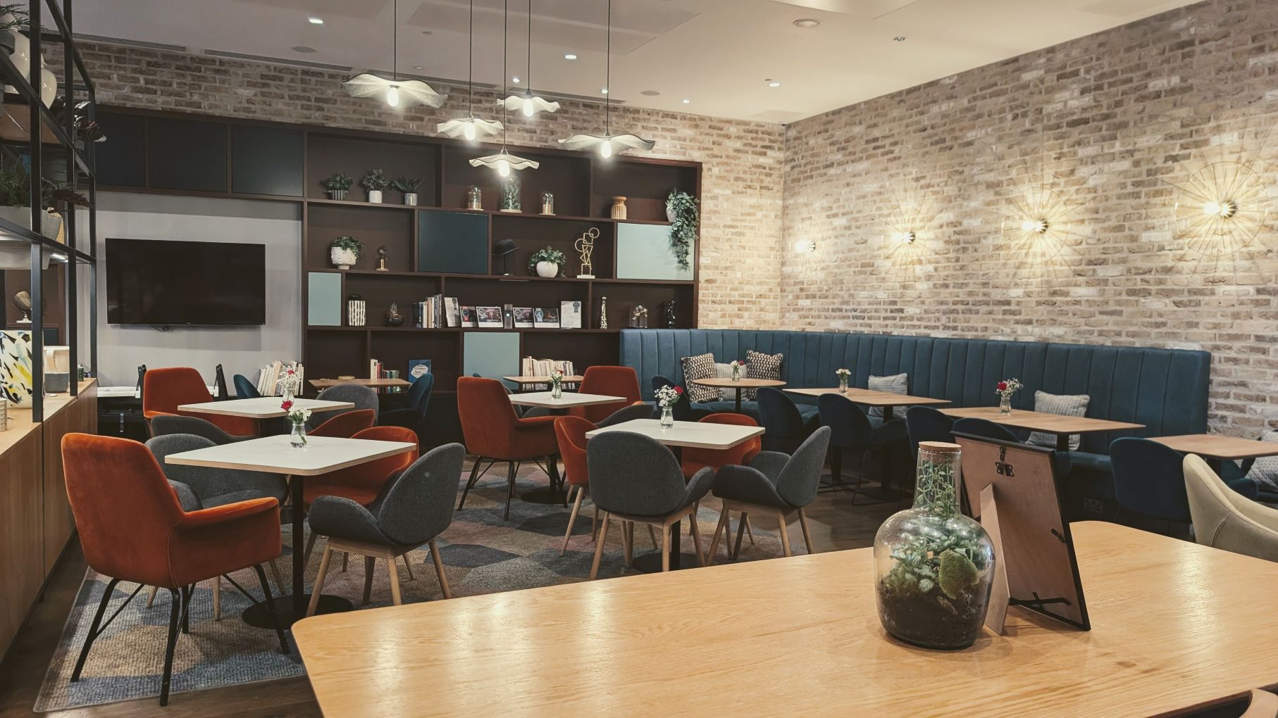 Dining room with modern chairs and booths at the Staybridge Suites Hotel Vauxhall by IHG